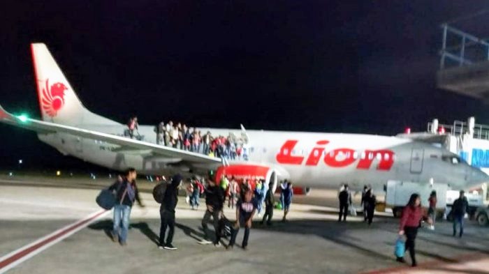 Teriakan BOM, Penumpang Lion Air Panik & Keluar dari Sayap Pesawat