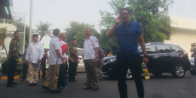 Tiba di RSPAD, Sandi Kenakan Celana Jogger dan Bawa Infused Water