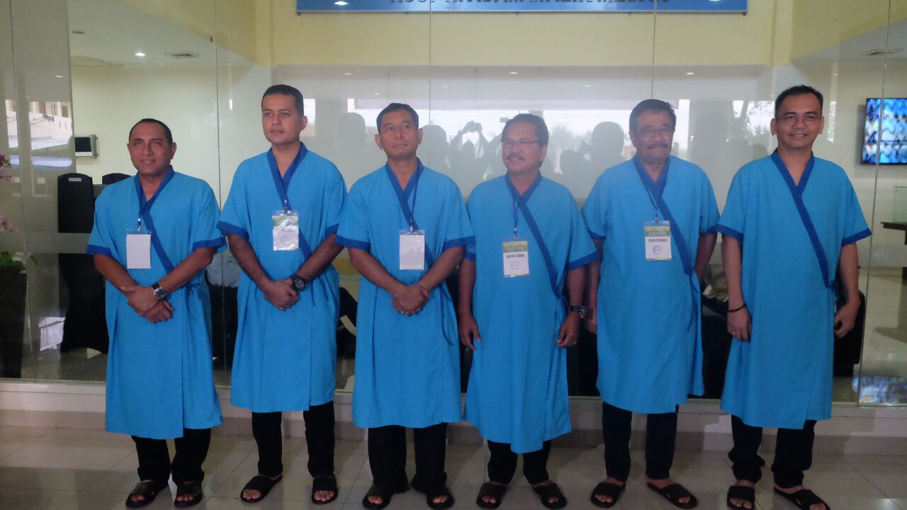 Tiga Pasang Bakal Calon Gubernur Sumut Kompak Kenakan Baju Lab Rumah Sakit