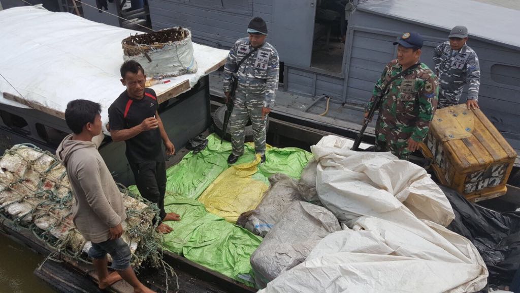 TNI AL Tangkap Kapal Angkut 50 Bal Pakaian Bekas Ilegal
