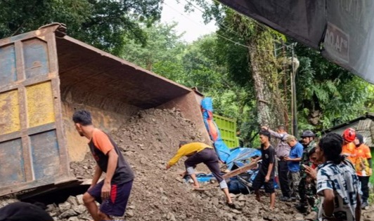 Truk Muatan Batu Terguling Timpa Mobil, 4 Orang Tewas - 6 Terluka