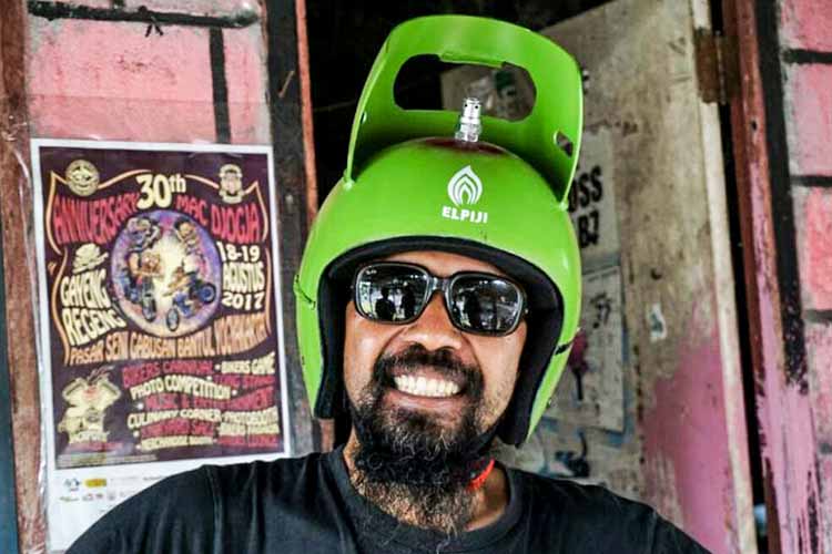 Uniknya Helm Tabung Gas Melon Karya Agung Budi