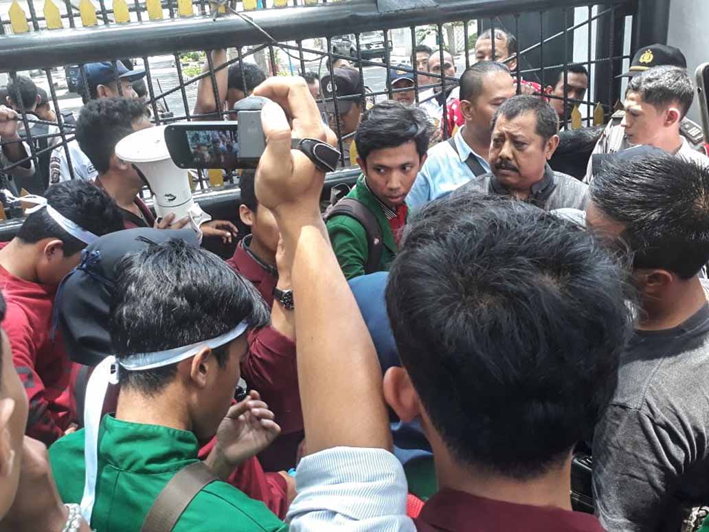 Unjuk Rasa BBM di DPRD Sumut Ricuh, Mahasiswa & Polisi Saling Pukul