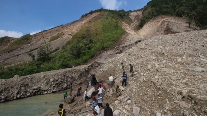 Usai Makan Siang, Batu-batu Berjatuhan dari Tebing. FIONO SITORUS Lenyap hingga Kini