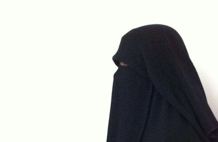 Wanita Bercadar Tertangkap saat Merampok Rumah Warga