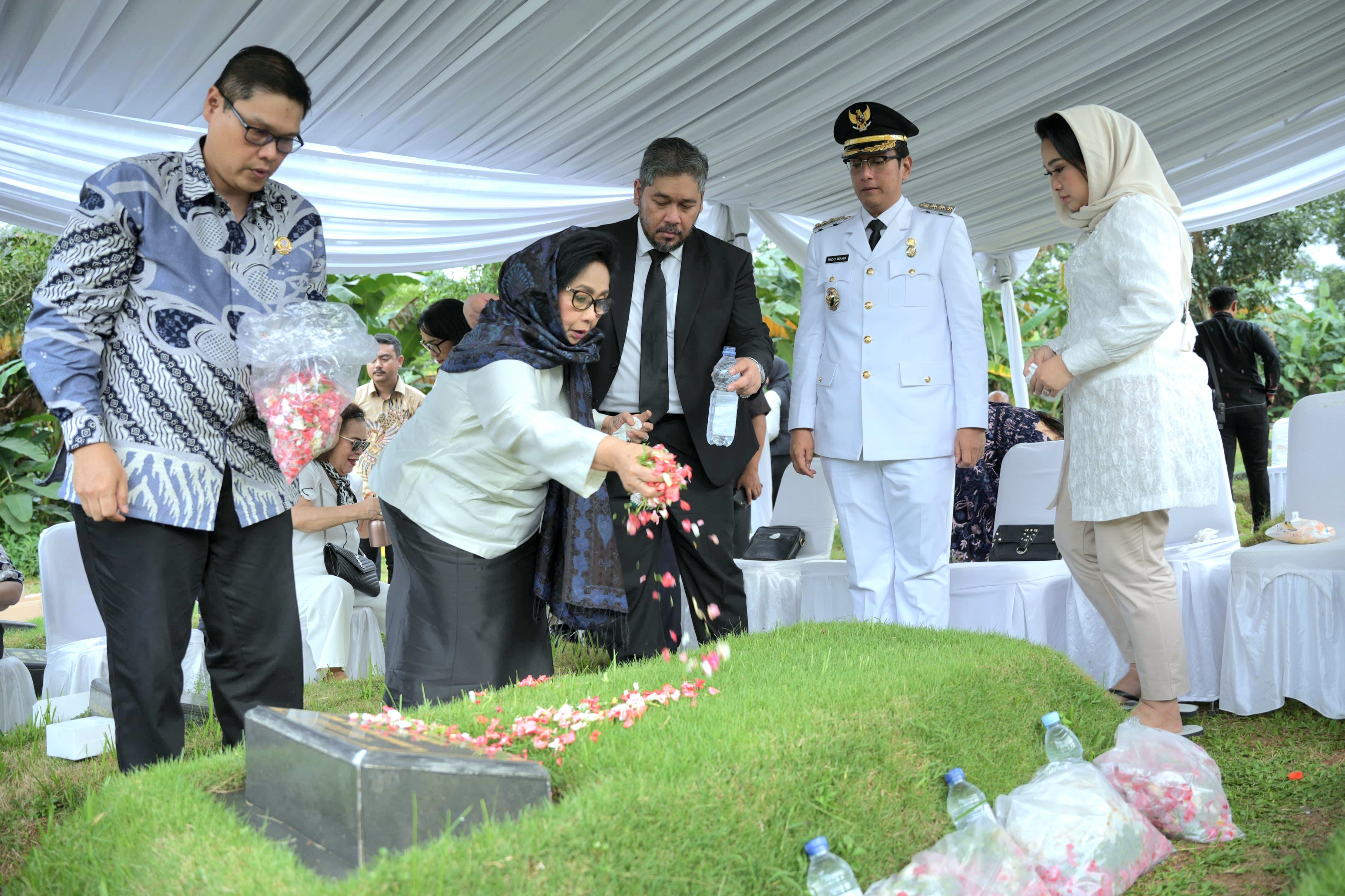 Ziarah ke Makam Ayahnya, Walikota Medan Terkenang Pesan Johnny Waas Semasa Hidup